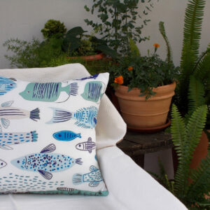 Summer_pillow_Fishes_white_font