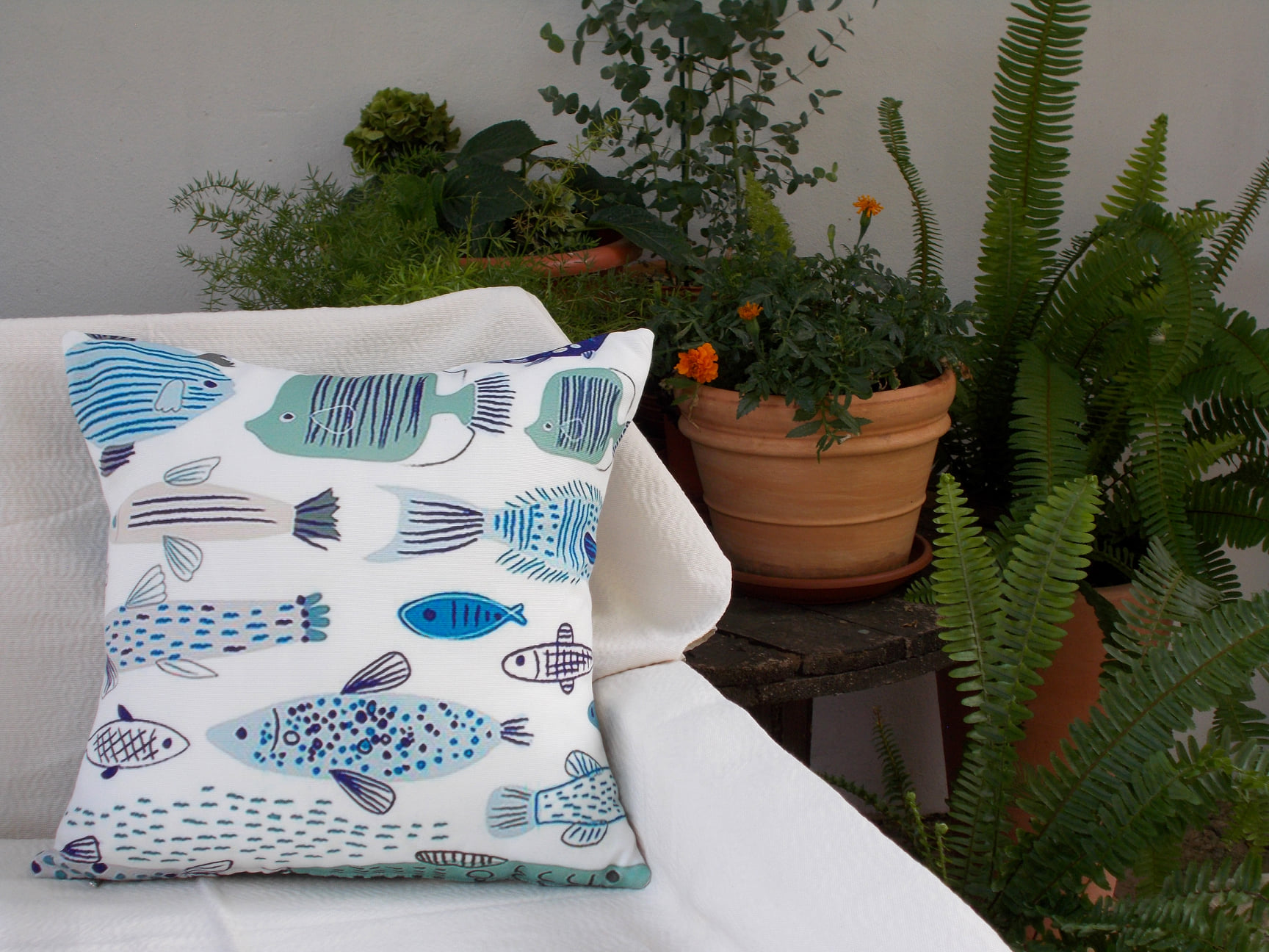 Summer_pillow_Fishes_white_font